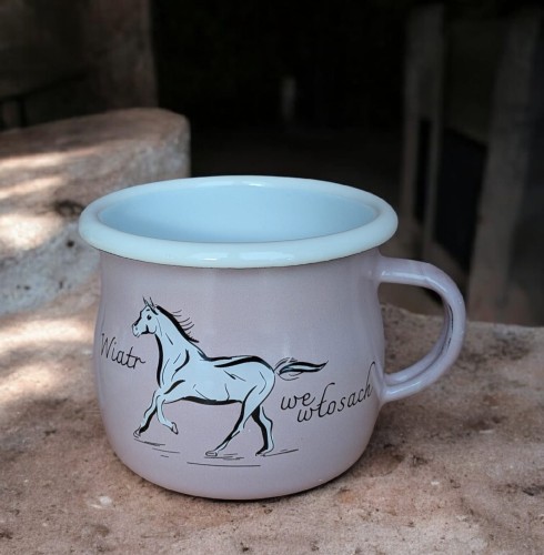 kubek wiatr we włosach.jpeg