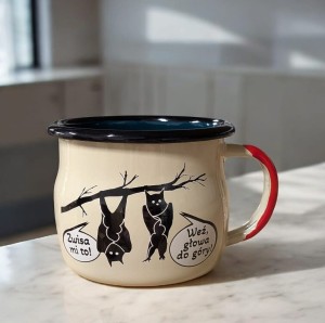 Kubek z nietoperzami "Zwisa mi.." - 0,35 l - wypukły, kremowy z morskim środkiem 