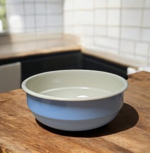 Rodzinna miska emaliowana - 24 cm - jasnoniebieska