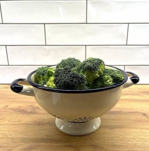 Durszlak na nóżce - kremowy z granatowym brzegiem